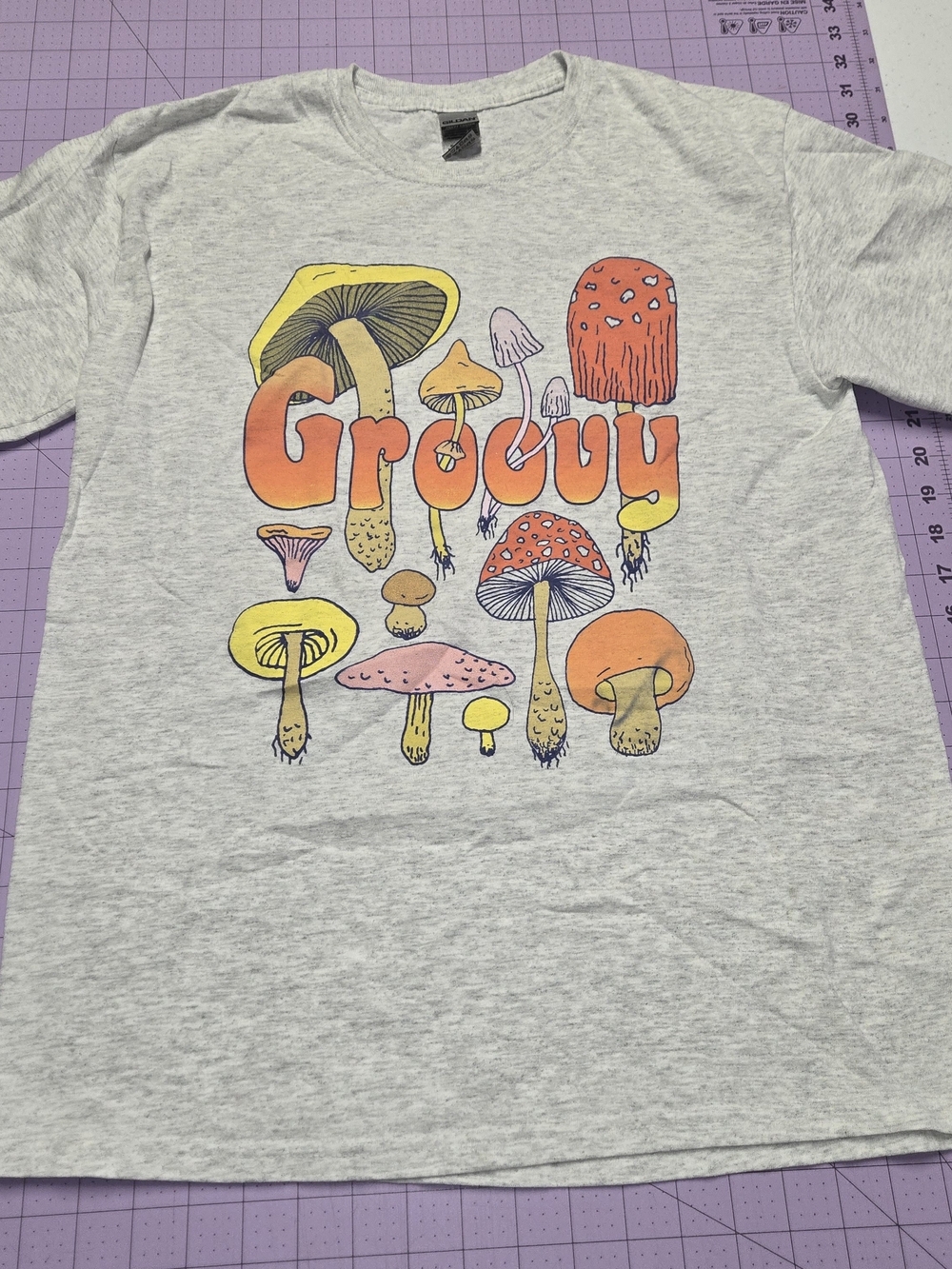 Gildan Groovy Mushroom Graphic Tee Medium Retro 70s Vibes